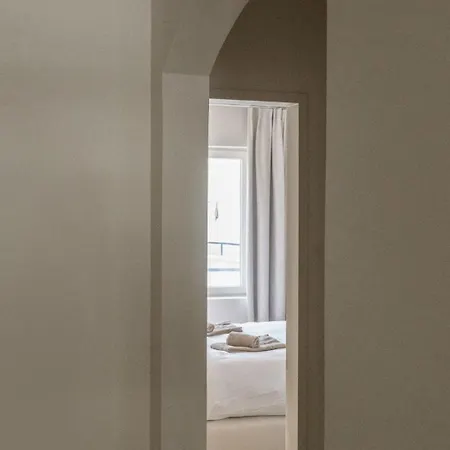 Stylish Renovated Near The Sea